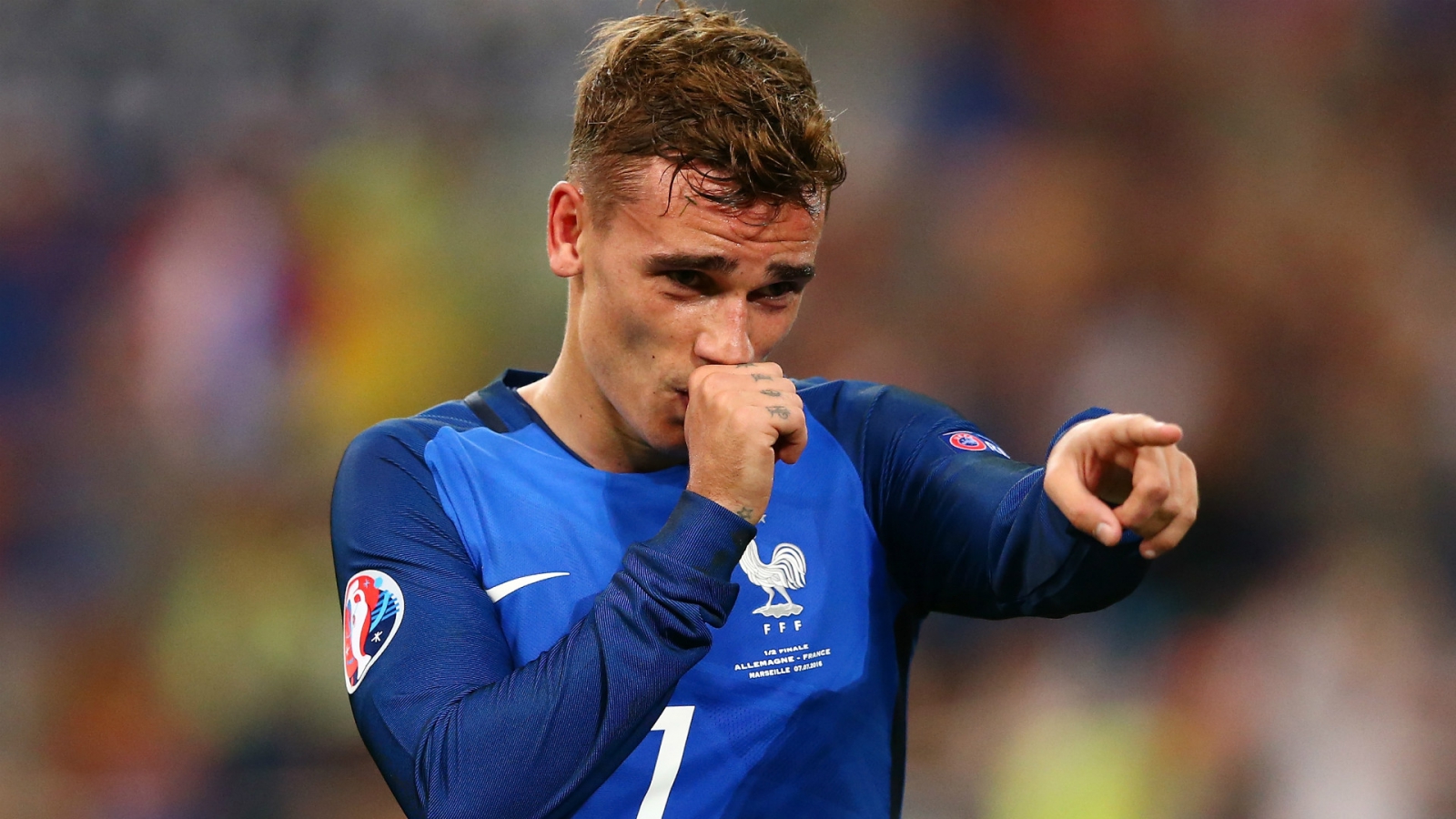 Antoine Griezmann pointe du doigt